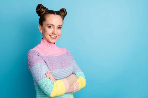 Perfil foto de atraente adolescente senhora dois pães bom humor dente sorriso encantador jovem braços cruzados auto-confiante pessoa desgaste casual quente listrado suéter isolado azul cor fundo — Fotografia de Stock