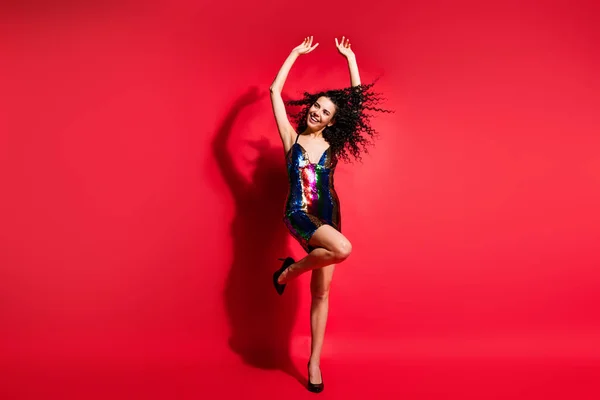 Pełna długość ciała rozmiar widok wspaniały szykowne faliste włosy dziewczyna uroczystości taniec odizolowany na jaskrawo czerwony kolor tła — Zdjęcie stockowe