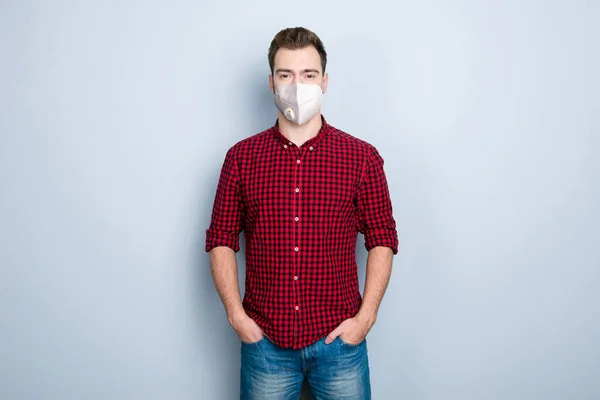 白い背景に隔離された白い呼吸面マスクを身に着けているポケットに手で人の写真の肖像画 — ストック写真