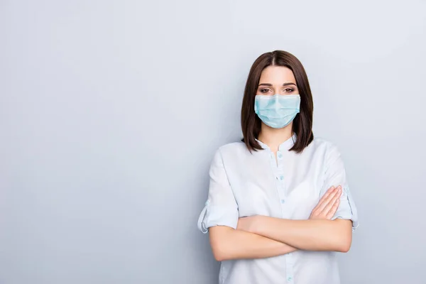 Foto portret van meisje met gekruiste armen dragen blauw gezicht masker geïsoleerd op wit gekleurde achtergrond met lege ruimte — Stockfoto