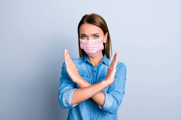 Portret van ongelukkige vrouw met gekruiste handen met roze gezichtsmasker geïsoleerd op grijze achtergrond — Stockfoto