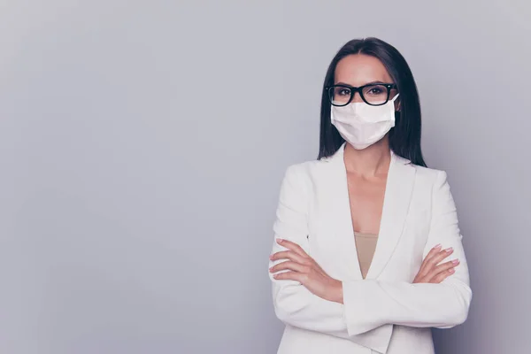 Close-up portret van zakenvrouw dragen witte gezicht masker geïsoleerd op wit gekleurde achtergrond — Stockfoto