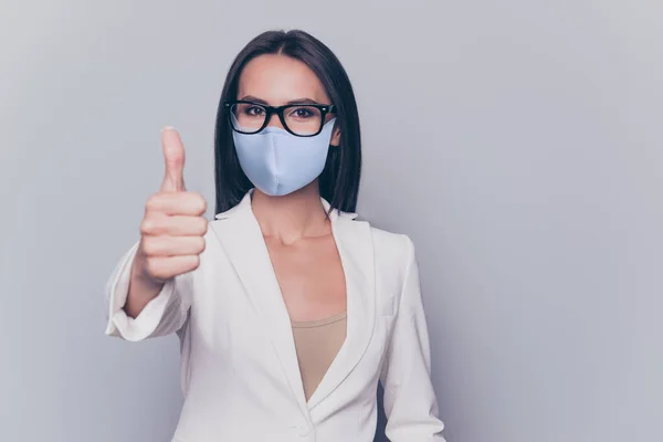 Nahaufnahme Porträt der Geschäftsfrau zeigt Daumen hoch tragen blauen Stoff Gesichtsmaske isoliert auf weißem Hintergrund — Stockfoto