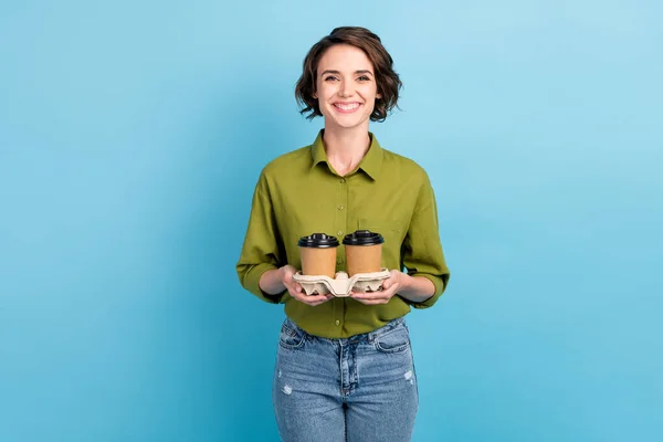 Foto retrato de mulher segurando duas xícaras de café em suporte de papelão isolado em pastel luz azul fundo colorido — Fotografia de Stock