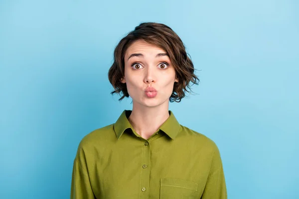 Zdjęcie portret młodej dziewczyny wysyłając pocałunek powietrza z pulchne nadęte usta patrząc ładne i zabawne izolowane na tle niebieskiego koloru — Zdjęcie stockowe