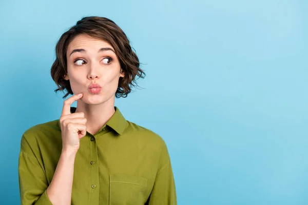 Portrait photo d'une étudiante rêveuse réfléchie perplexe essayant de deviner trouver la bonne solution en pensant à une idée isolée sur fond bleu avec un espace vide — Photo