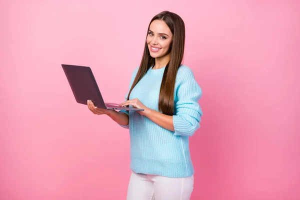 Profilo foto di bella signora d'affari tenere premuto notebook navigazione sito web chattare amici social network indossare maglia blu maglione bianco pantaloni isolato pastello colore rosa sfondo — Foto Stock