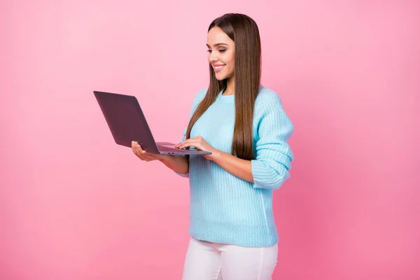 Foto profil wanita bisnis cantik memegang notebook browsing online Pelajaran TI website memakai celana putih sweater biru rajutan terisolasi pastel warna merah jambu latar belakang — Stok Foto