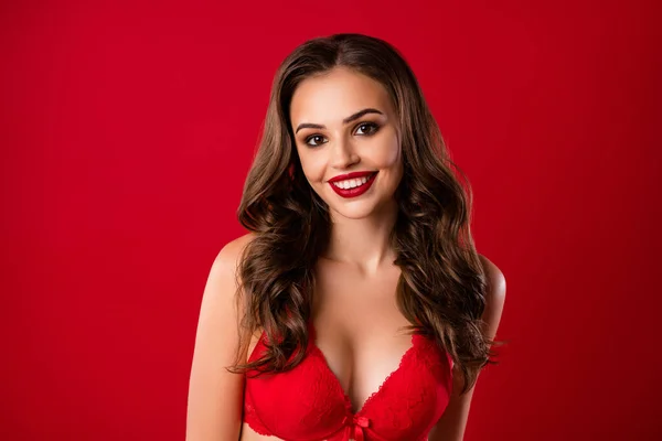 Foto-Porträt von süßen romantischen Mädchen lächelt isoliert auf lebendigen roten Hintergrund — Stockfoto