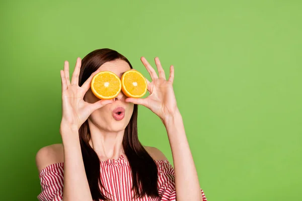 De cerca foto de linda chica estudiante bastante juguetona sostener dos gafas de naranjas impactados imaginar ver la película usar rayas camisa roja blanca descubierta hombros color verde brillante fondo —  Fotos de Stock