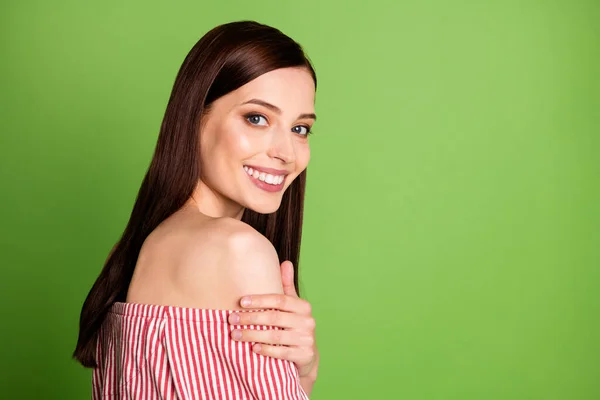 Zbliżenie portret zdjęcie piękny uroczy student dziewczyna ręka okładka ramię belka uśmiechnięty piękno koncepcja nosić paski biały czerwony bluzka odkryte ramiona jasny zielony kolor tło — Zdjęcie stockowe