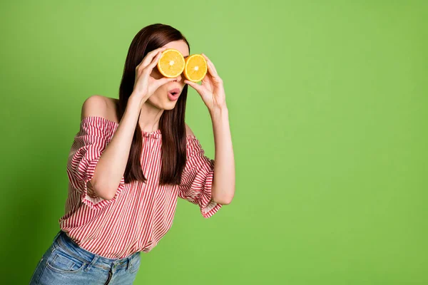 Foto de chica estudiante divertida bastante adorable sostener dos naranjas gafas sorprendidas juguetón pretender pirata usar rayas blanco rojo blusa descubierta hombros verde brillante color fondo —  Fotos de Stock