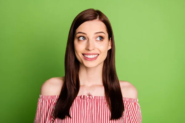 Φωτογραφία από γοητευτικό όμορφο νεαρό κορίτσι οικολόγος βλέμμα χαμογελαστός έχουν ελεύθερο χρόνο ονειρεύεται φυσικό τοπίο φορούν ριγέ λευκό κόκκινο μπλούζα γυμνά ώμους ζωντανό πράσινο χρώμα φόντο — Φωτογραφία Αρχείου