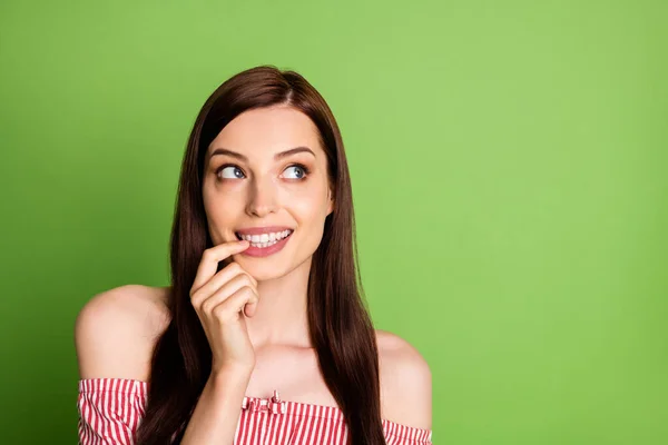 Foto van schattige lastige student meisje look vinger aanraking lippen breken vriendje computer stel je voor dat hij erachter te komen dragen gestreept wit rood shirt onbedekte schouders fel groene kleur achtergrond — Stockfoto