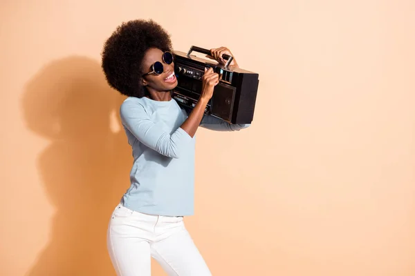 Fénykép portré fiatal afro-amerikai nő szabályozó kötet boombox elszigetelt pasztell bézs színű háttér — Stock Fotó