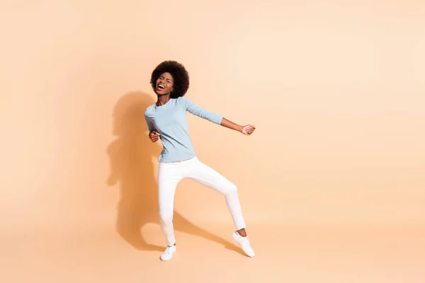 Foto retrato cuerpo completo de mujer afroamericana bailando disfrutando de fiesta aislada sobre fondo de color beige pastel —  Fotos de Stock