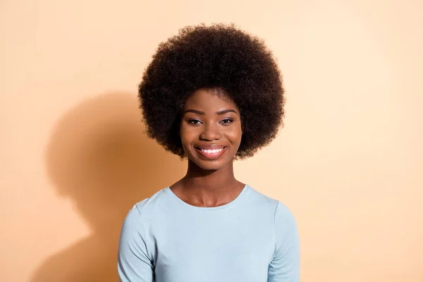 Portret afrykańskiej kobiety uśmiechniętej na pastelowym beżowym tle — Zdjęcie stockowe