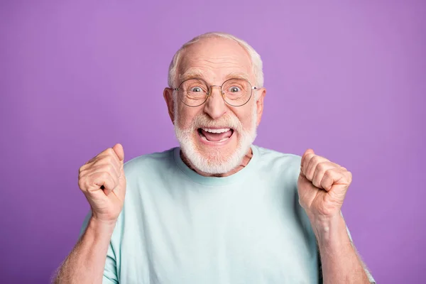 Πορτρέτο του γιορτάσουν ευτυχισμένη συνταξιούχος γροθιές χέρια φωνάζουν φορούν casual πανί που απομονώνονται σε βιολετί φόντο χρώμα — Φωτογραφία Αρχείου