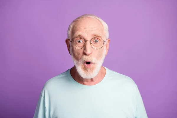 Πορτρέτο του σοκαρισμένος γέρος φορούν casual γυαλιά ύφασμα ανοιχτό στόμα απομονωμένο σε μωβ φόντο χρώμα — Φωτογραφία Αρχείου