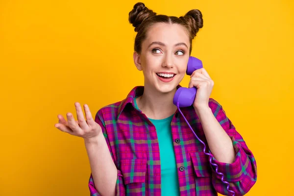 원문 기사보기 매력적 인 여성 2 명의 재미있는 친구가 케이블 전화 수화기를 들고 수다를 떨고 있는 친구들과 새로운 소문에 대해 이야기하고 있다. — 스톡 사진