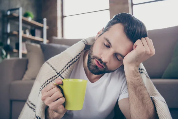 Retrato de cerca de su agradable atractivo cansado agotado chico sobrecargado de trabajo sintiendo mal remedio para beber cura té de hierbas que sufre síndrome de síntoma en el loft moderno estilo interior industrial en interiores — Foto de Stock