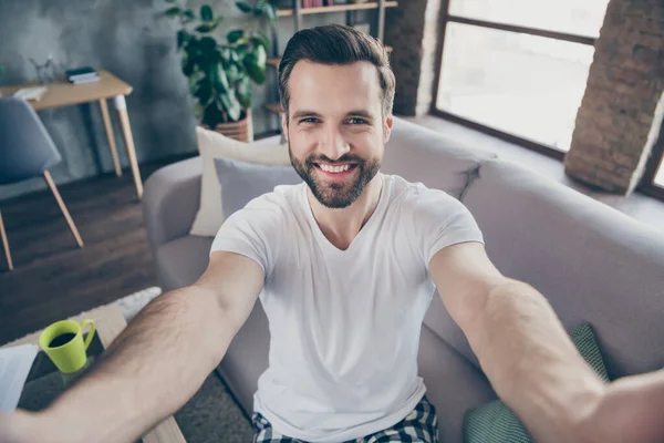 Primeros planos foto de chico guapo divertido hombre de negocios sentarse sofá trabajo mañana navegación portátil freelancer trabajo remoto casa cuarentena tomar selfies pijama sala de estar en el interior — Foto de Stock