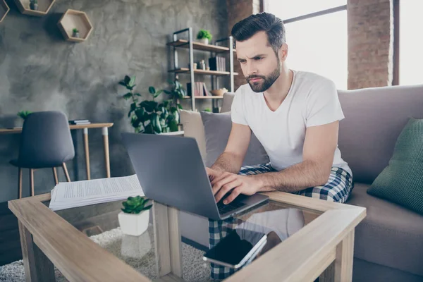 Foto do agente de marketing concentrado homem sentar divan trabalho laptop analisar colegas parceiros investidor start-up desenvolvimento apresentação em casa dentro de casa — Fotografia de Stock