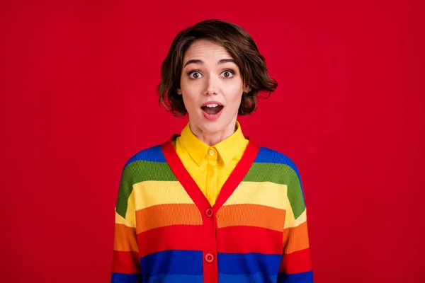 美丽有趣的女同性恋女士张开嘴兴奋自豪的性权利同性爱情婚姻好心情穿着五彩缤纷的彩虹毛衣羊毛衫孤立的鲜红色背景 — 图库照片