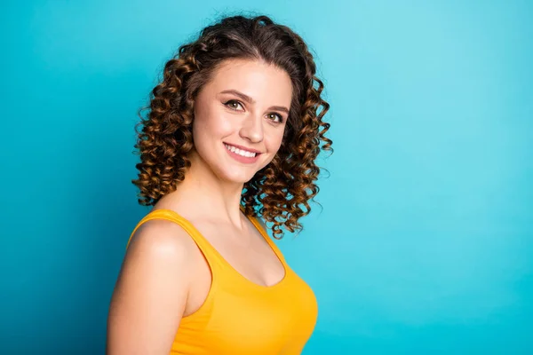 Fénykép aranyos szép gyömbér fiatal lány sugárzó fogas mosolygós viselet sárga tartály tetején elszigetelt kék szín háttér — Stock Fotó