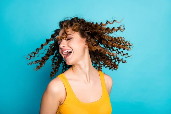 Közelkép kép funky hölgy jó hangulat hullámos frizura repülés nevetés elszigetelt kék szín háttér — Stock Fotó