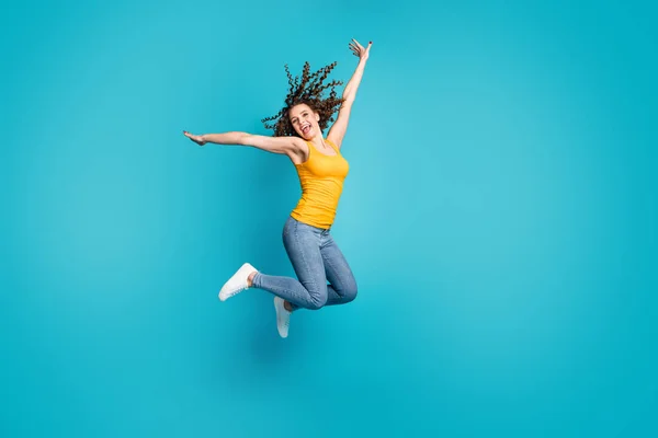 Full längd foto av galen dam hoppa högt upp luft slitage casual outfit isolerad blå färg bakgrund — Stockfoto