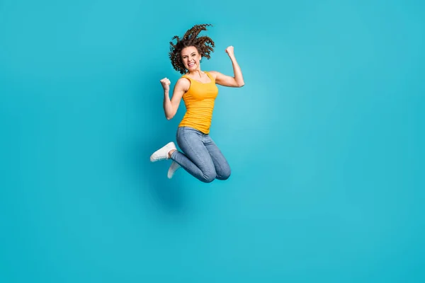 Helkroppsfoto av galen dam hoppa högt upp luft bäst vinna framgång bära casual outfit isolerad blå färg bakgrund — Stockfoto