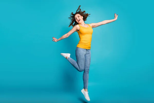 Foto de cuerpo completo señora muy alegre buen humor saltar alto regocijo usar ropa casual aislado fondo de color azul —  Fotos de Stock