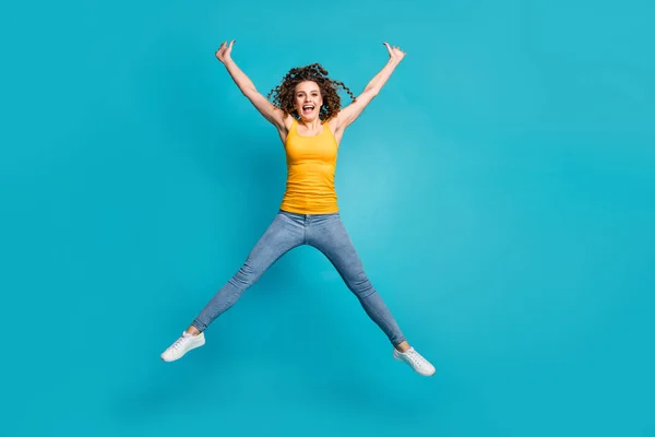 Foto de longitud completa de la señora funky salto en alto regocijo figura de la estrella desgaste traje casual aislado fondo de color azul — Foto de Stock