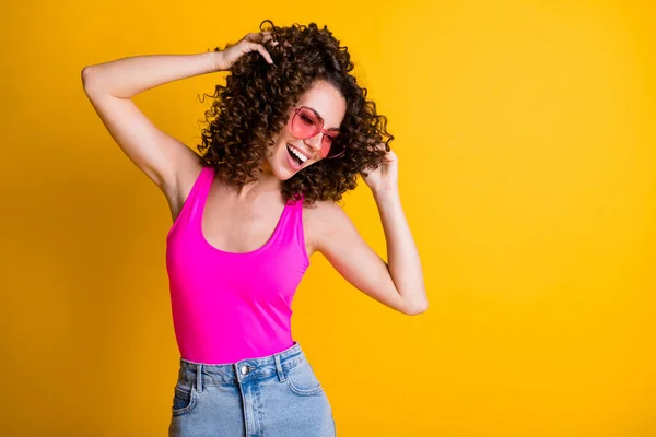 손을 만지는 즐거운 여름휴가를 보내는 매력적 인 볼품없는 여직 원의 사진 분홍색 하트 모양의 선글라스를 쓰고 있다. — 스톡 사진