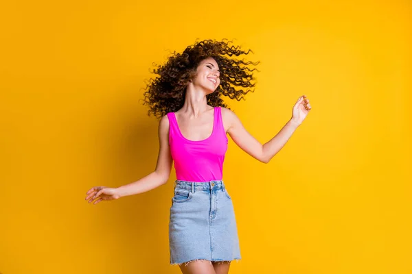 Foto de la señora muy alegre agradable buen humor sentir cálido mar brisa sol rayos piel ojos cerrados ondulado peinado vuelo aire desgaste rosa soltera mezclilla falda aislado brillo amarillo color fondo — Foto de Stock