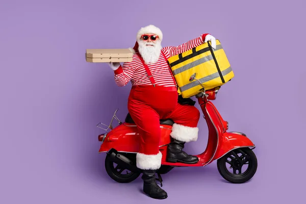 산타 클라우스 (santa claus) 운전하는 스쿠터 (scooter) 사진에는 피자 박스가 들어 있다. — 스톡 사진