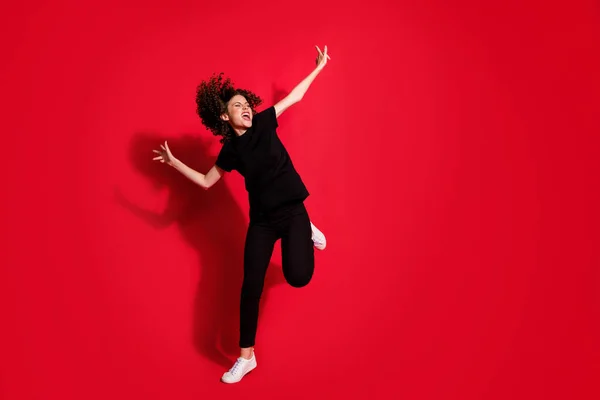 Foto retrato vista de corpo inteiro de menina louca dançando em pé em uma perna isolada no fundo colorido vermelho vívido — Fotografia de Stock