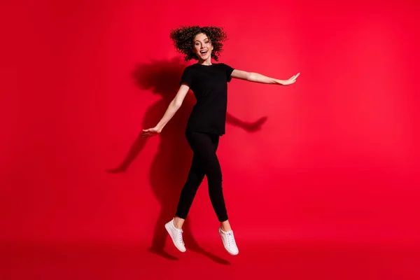 Foto portrét plné tělo pohled dívky taneční balet skákání nahoru izolované na živé červené barevné pozadí — Stock fotografie