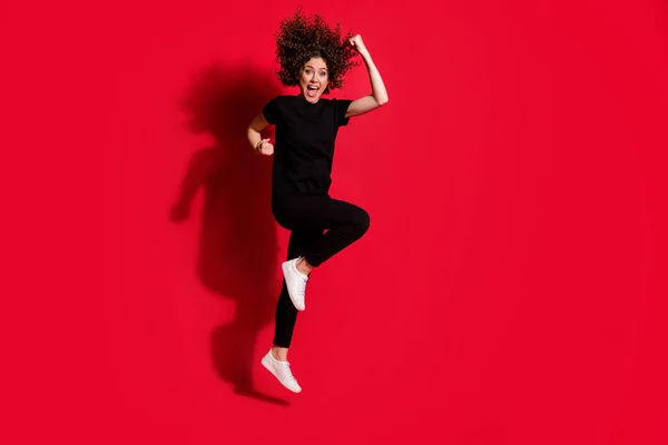 Fényképezés portré teljes test kilátás vidám nő ugrás fel elszigetelt élénk piros színű háttér — Stock Fotó