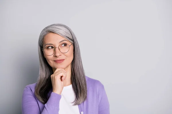 Porträtt foto av smart mormor försöker hitta lösningen tänka på idé bär glasögon leende berörande ansikte isolerad på grå färg bakgrund — Stockfoto