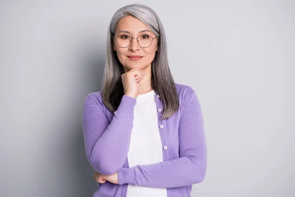 Foto de retrato de una mujer de negocios de mediana edad tocando manteniendo el uso de anteojos amistosos sonriendo en la entrevista aislada sobre fondo de color gris —  Fotos de Stock