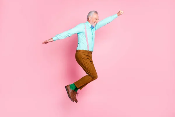 Full längd kropp storlek sida profil foto av roliga farfar hoppa högt låtsas superhjälte isolerad på rosa färg bakgrund — Stockfoto