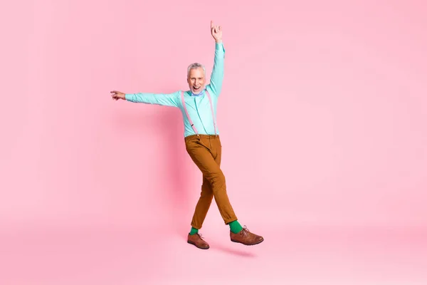 Pełna długość ciała rozmiar zdjęcie dziadka głupca taniec wskazując w górę uśmiechnięty noszenie muszki izolowane na różowy kolor tła — Zdjęcie stockowe