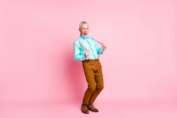 Fénykép portré vicces vidám öregember visel színes ruhát csokornyakkendő nevetés elszigetelt rózsaszín szín háttér — Stock Fotó