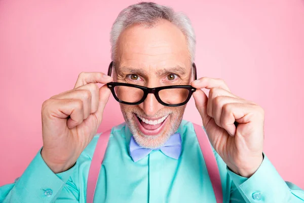 Szoros fejlövés fotó boldog vicces öreg férfi megható szemüveg mosolygós elszigetelt rózsaszín háttér nevetés — Stock Fotó