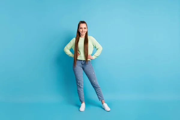 Portrait photo de fille confiante avec les mains sur la taille isolé sur fond bleu pastel — Photo