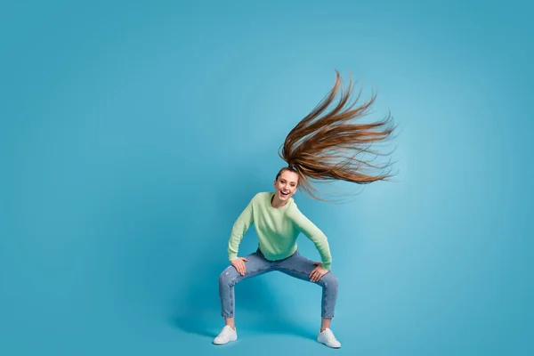 Foto-Porträt von Mädchen tanzen twerk mit fliegendem Haar isoliert auf pastellblauem Hintergrund — Stockfoto