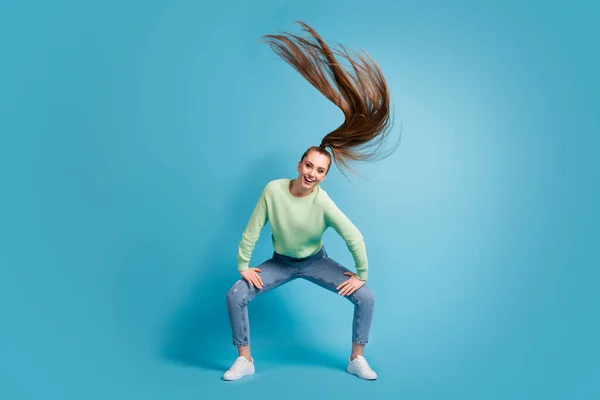 Фотографічний портрет дівчини, що сміється, що махає волоссям ізольовано на пастельному синьому кольоровому фоні — стокове фото