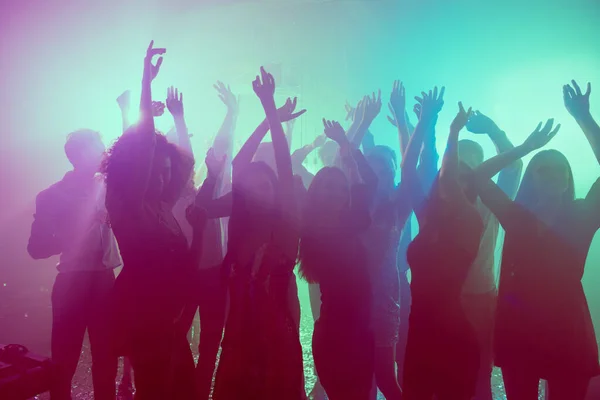 Foto de personas con encanto niñas danza levantar las manos concierto evento usar ropa elegante club moderno en el interior —  Fotos de Stock